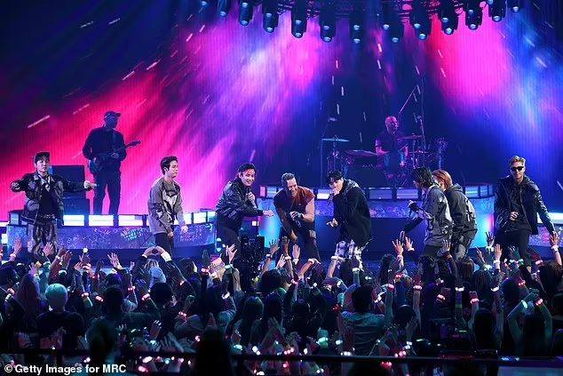 Концерт бтс. Бтс концерт 2016. Билеты на концерт айдолов. Bts в макао чимин. Ви лайв бтс.