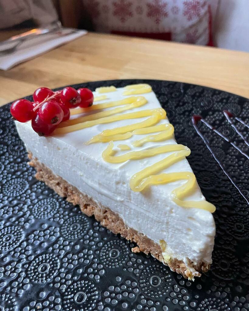 gillespudlowski's tweet photo. On vient, sur la Croisette des #menuires goûter le #cheeesecake au citron de #servannejay et de son chef #fredericpuchault qui mitonne œuf cocotte aux morilles, gratinée à l’oignon, gratin de crozets aux oignons, diots et reblochon, suprême de pintade la… https://t.co/Gq6dnLWJHU https://t.co/Ygmpuif8y6