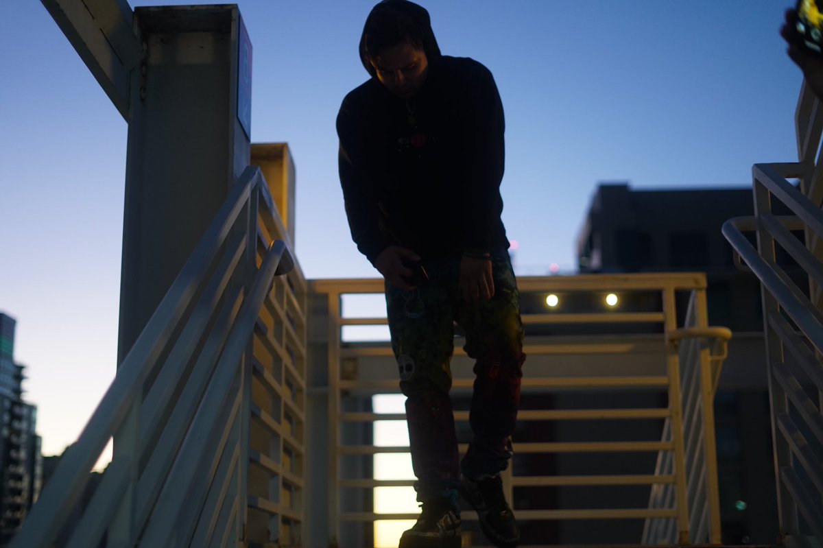 IM GONE TREAT THIS SHIT LIKE A STICK UP THEY BOUND TO GIVE IT UP🌃