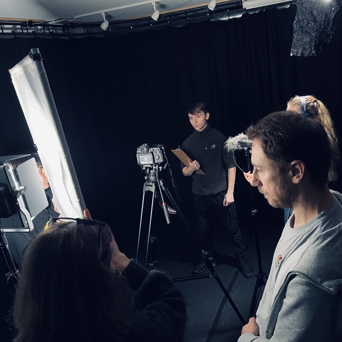 RaindanceFS's tweet photo. Recording in Progress!π₯π¨ Nice to see our #HND Year 1 Film & Acting students in actionπ¬, recording a #shortfilm in Studio 1 for their Light & Sound module. #filmcourse #actingcourse #raindance #filmschool #raindancefilmschool #raindancefilm #londoncourse https://t.co/ImgxQWIJos