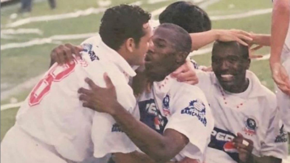 OlimpiaHistoria's tweet photo. (18/4/1999) Olimpia 4-1 Motagua. David Suazo celebra su primer gol con Olimpia en su debut. https://t.co/6JpdV6D70q