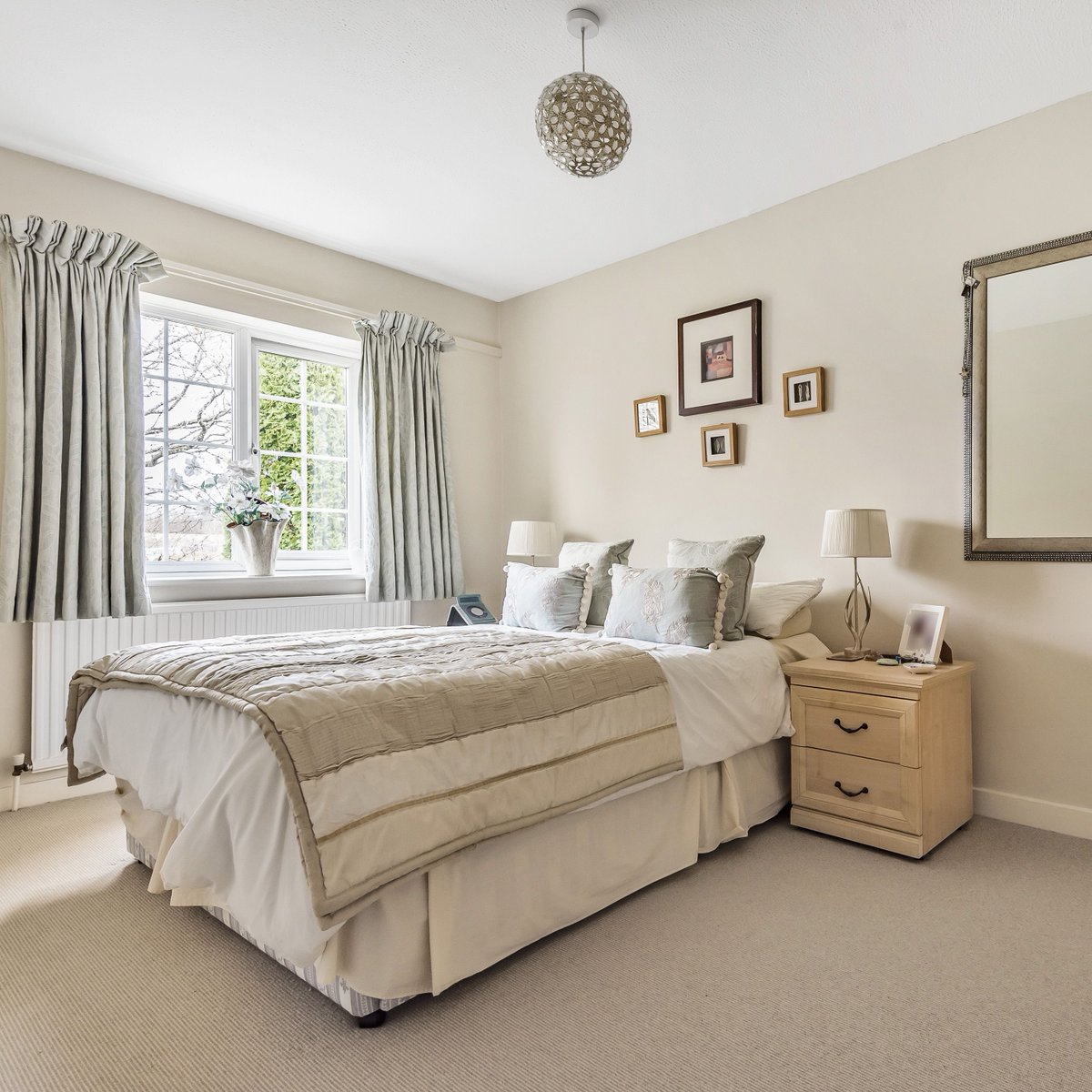 KLestateagents's tweet photo. £395,000, Liphook 🏡
3 Bedroom, beautifully presented family home with elegant fitted kitchen, modern family bathroom, enclosed rear garden and allocated garage parking. 

Click Here to Find Out More: https://t.co/KMEhSBuL9d

#properties #ForSale  #Hampshire https://t.co/atwQV7ByZn