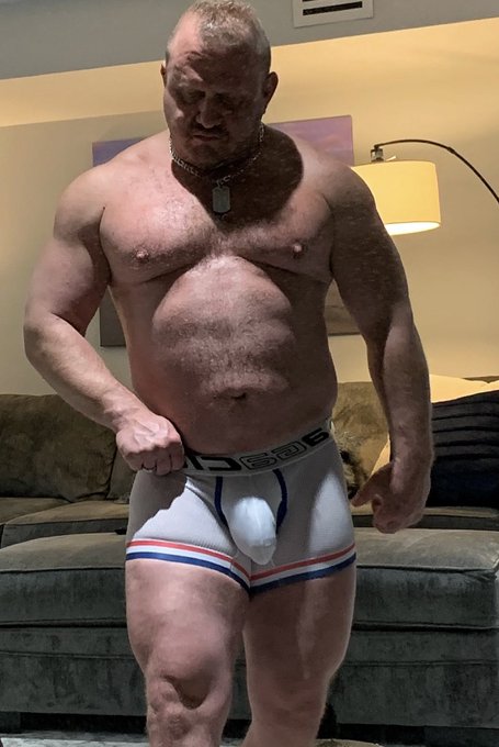 Watch Rob Musclebeargold's leaked NSFW photo on TwXstars