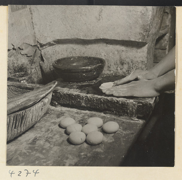 vischina's tweet photo. Kitchen interior showing a man shaping dough to make ma bing 麻餅,Beijing, 1933-1946.
Morrison, Hedda Collection
Photograph by Hedda Morrison
President and Fellows of Harvard College
Hv25-091
https://t.co/mtTURRNmRg
#beijing #beijinglife #chinesecooking #doughmaking https://t.co/MhShcgWVCz