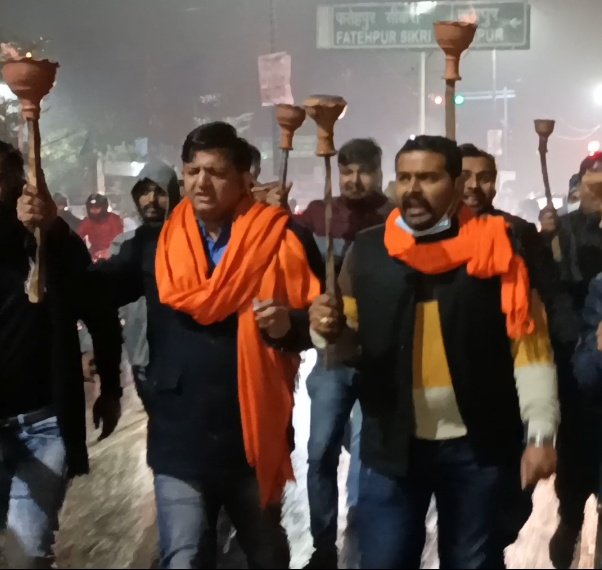 AgraBjym's tweet photo. पंजाब में प्रधानमंत्री @narendramodi जी की सुरक्षा में हुई चूक कांग्रेस की साजिश है, इसी घटना के विरोध में आज भाजयुमो प्रदेश अध्यक्ष @PranshuDutt जी के नेतृत्व में मशाल जुलूस निकाला गया। https://t.co/W9nJBaejtG