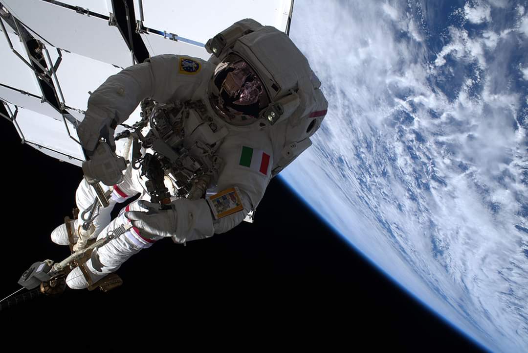 camurriusa's tweet image. @astro_luca 
“In ogni istante della nostra vita abbiamo un piede nella favola e l'altro nell'abisso.” 
Paolo Coelho
Come non pensare alle tue #SpacewalkForAMS? 
Foto dell'EVA effettuata il 23 novembre 2019
Credits: Nasa
#MissionBeyond 
#LucaParmitano