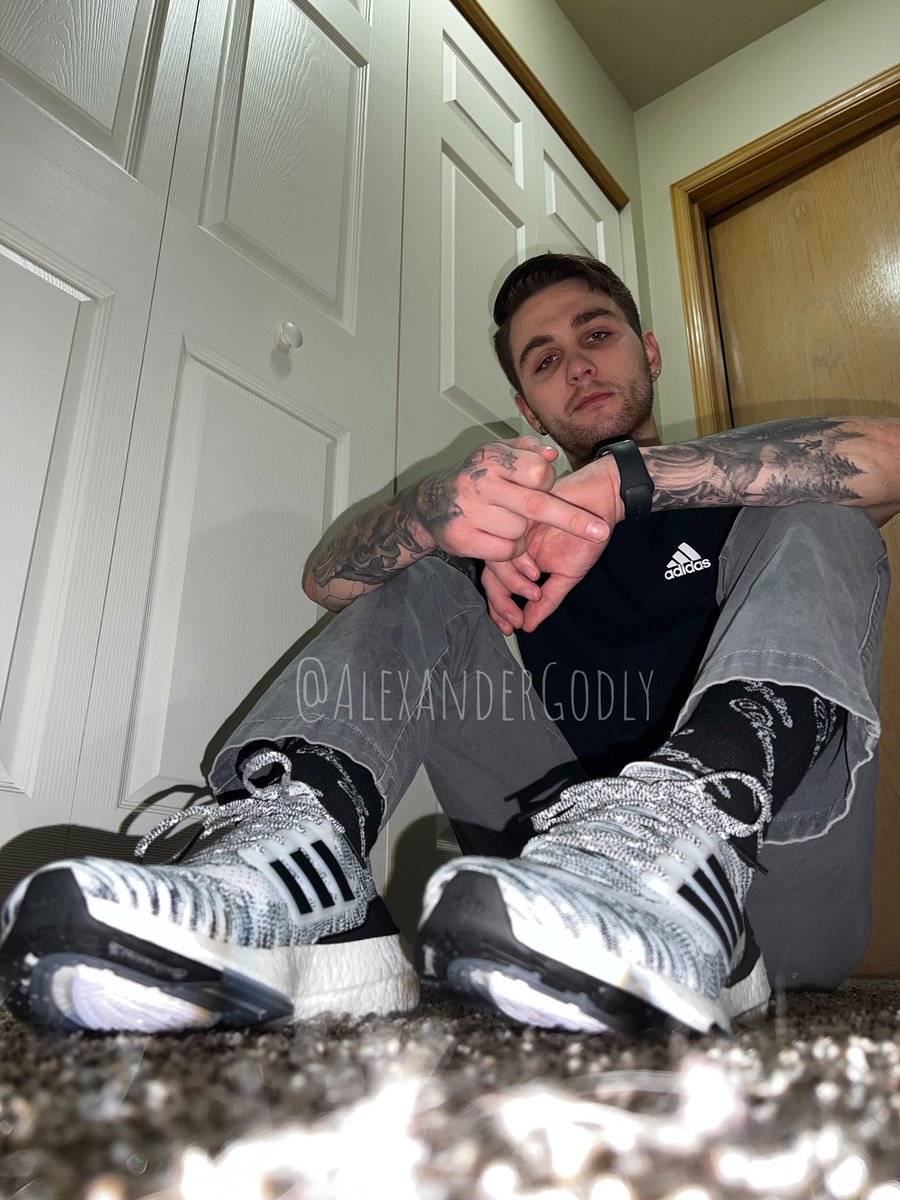 AlexanderGodly's tweet photo. The only thing you’ll ever be good at is keeping me well dressed, fed, and financed. 

I expect a tribute, regardless of size from ALL of my subs today! https://t.co/3etvAfi10Z