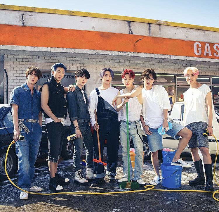 tracklist's tweet photo. BTS foi o artista que mais vendeu CD’s físicos nos EUA em 2021, com mais de 1 milhão de cópias comercializadas no país! https://t.co/G35qJmVrXK