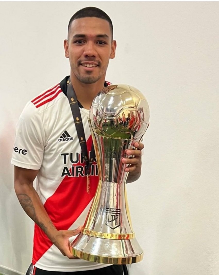 MedioRiver's tweet image. 👉 Cuando el representante de David Martínez le acercó al jugador una oferta de 5 millones de dólares del Palmeiras y un 250% más del salario que le ofrecían en River. 

La respuesta del jugador fue "¿Cuando arranca la pretemporada en River? No me interesa otra cosa".