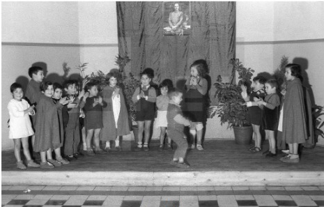 ARMH_Memoria's tweet photo. El franquismo utilizó a los hijos de presas republicanas para hacer propaganda de su "gran humanidad", dándoles ropa y jugetes el día de los Reyes Magos bajo la fotografía del Caudillo que detenía ilegalmente a sus madres y las torturaba. (EFE, 6 de enero de 1940). https://t.co/ItdgAXJjIj