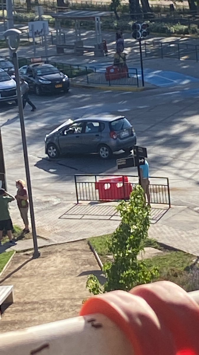 AlexandraVliz's tweet photo. Segunda colisión del día en esquina Kennedy!! qué onda la gente se pasa los amarillos y cree que su auto vuela y seguro pasará la avenida 🤨 https://t.co/IlvAsLHMFB