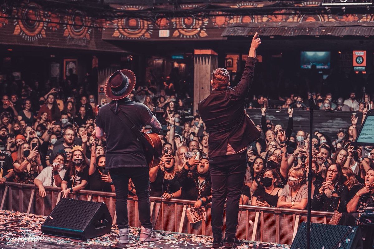 To the fans who showed up, sang, and made gifts… We love you. And we love how much these special shows mean to you and us. 🖤

#ThrowbackThursday #NYE
<a href="/HOBOrlando/">House of Blues Orlando</a>