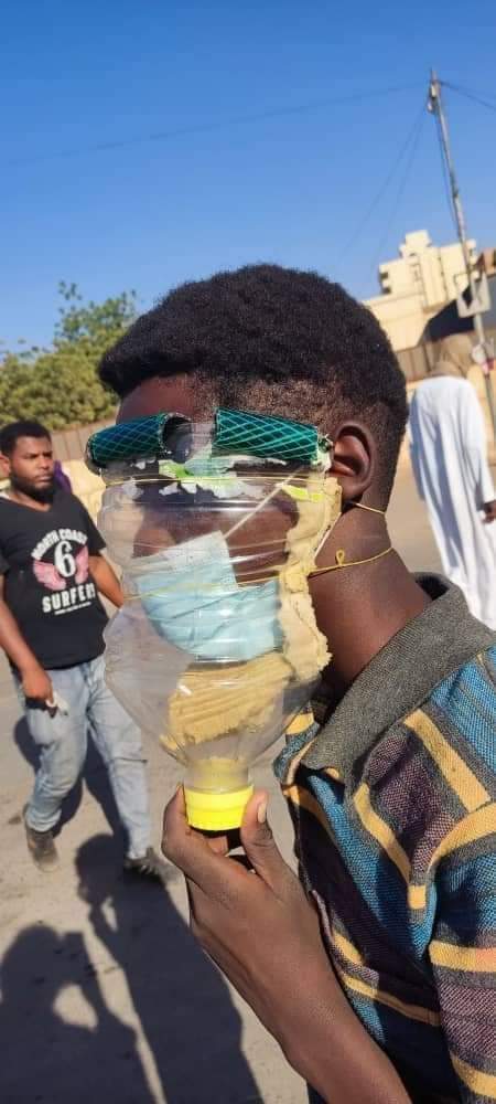 ThomasVLinge's tweet photo. When gas masks are not widely available in the stores you have to make due with what you got.

From #Sudan 🇸🇩 today. https://t.co/Efi5nX6i9g