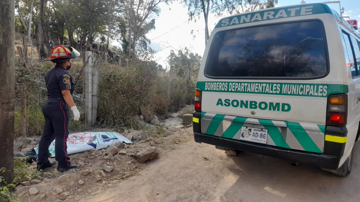 MarioCero17's tweet photo. #Urgente / Recolector de basura muere aplastado

La víctima Yocson Aceituno Hernández, de 19 años.

Camión de basura desperfectos mecánico en el sistema de frenos una cuesta, tras pegar con árbol de retroseso aplastó a la víctima que cayó @VinicioTVGT @victro https://t.co/BetbcSu2jL