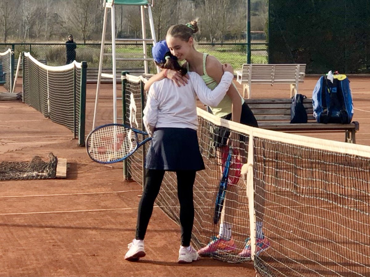 matmosciatti11's tweet photo. Due episodi di sport e di vita alla giornata conclusiva del #LemonBowl (2/2): Tea #Kovacevic e Camilla #Castracani stavano 10-10 a ping-pong. Le ha interrotte il giudice arbitro: dovevano entrare in campo per la finale under 12. Nuova amicizia ✨ #Lemon22 #tennis https://t.co/8Ua9efita8