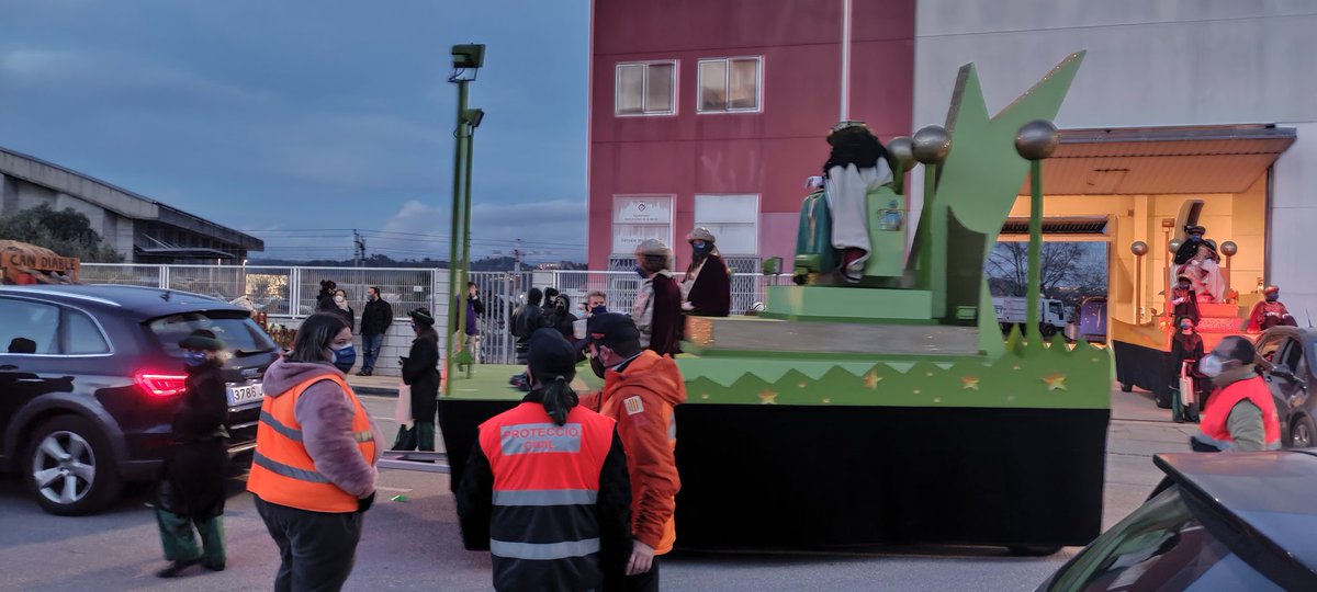 AVPCSABarca's tweet photo. Ayer finalizamos la #cabalgatadereyes sin incidencias. Agradecer a todos los voluntarios su colaboración i también a los ciudadanos por el civismo que han demostrado.

#proteccioncivil 
#siempreatulado https://t.co/TuGnaGe3ss