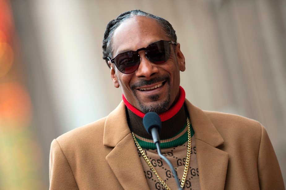 lacremmm's tweet photo. Nouvelle star du rap mais encore méconnu du grand public, Cordozar Calvin Broadus Jr. , alias Snoop Dog, 50 ans, se hisse à la quatrième place des ventes d’albums aux Etats-unis en 2021 https://t.co/BEyhKS9hXj