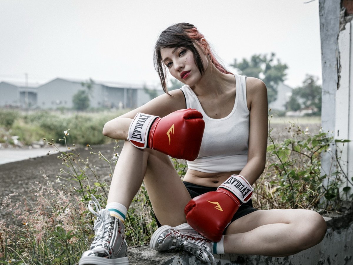 Sport box 2. Девушка боксер. Спортивные девушки бокс. Спортивная фотосессия на улице. Женский бокс фотосессия.