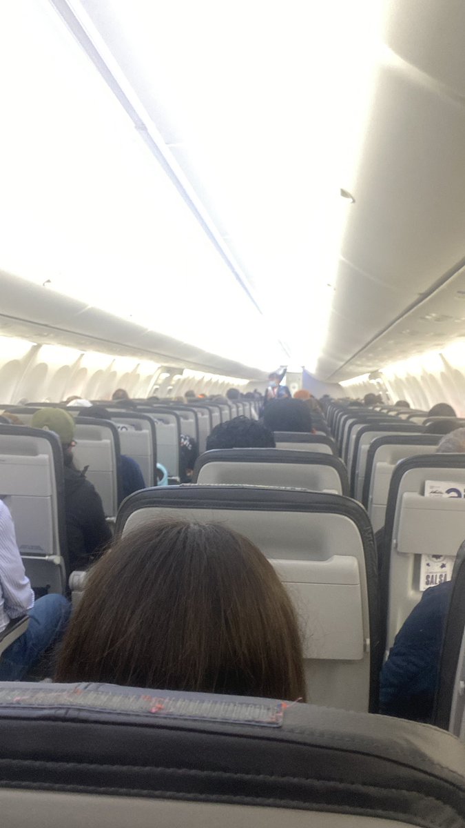 No despegamos por qué falta una aeromoza de <a href="/Aeromexico/">Aeroméxico</a> <a href="/AM_Escucha/">Aeroméxico escucha</a> 45 minutos a dentro del avión y está al 100 lleno #dondeestalasanadistancia #COVID19 😱😱😱😱😱