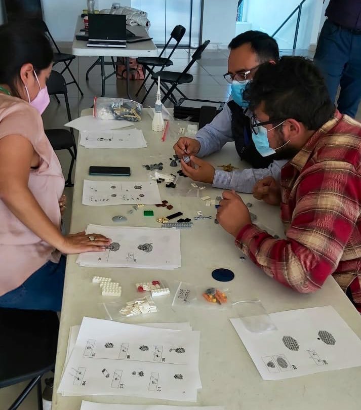 lu_sosa_g's tweet photo. Hoy #diadereyes los #profes @UNAQmx tuvieron la sesión de cierre de su curso de #ProyectManagement por lo que repasaron lo aprendido mientras armaban #lego El maestro enseña porque aprende #UnCieloDeOportunidades #orgulloAeronautico https://t.co/lVOcGd4XZU