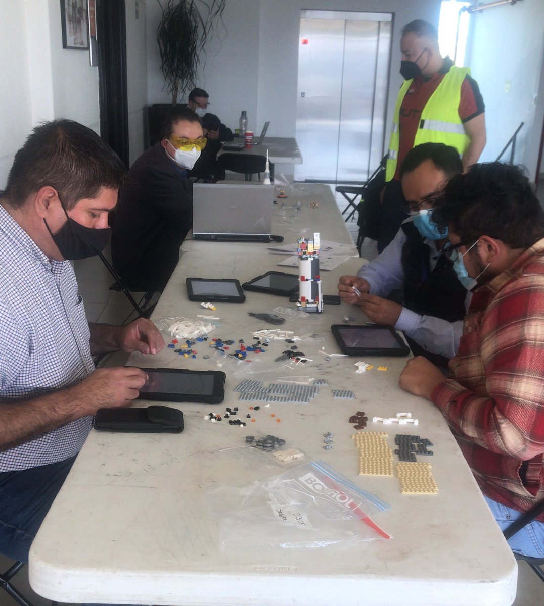 lu_sosa_g's tweet photo. Hoy #diadereyes los #profes @UNAQmx tuvieron la sesión de cierre de su curso de #ProyectManagement por lo que repasaron lo aprendido mientras armaban #lego El maestro enseña porque aprende #UnCieloDeOportunidades #orgulloAeronautico https://t.co/lVOcGd4XZU