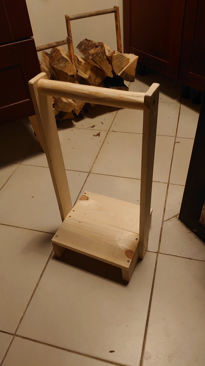 Johtovirta's tweet photo. Pirtissä valmistui kolmas puunkantoteline puhteina. Tunnistatteko käytetyt puulajit?
#puhde #pirtti #padasjoki https://t.co/xQ1ElX9WL0