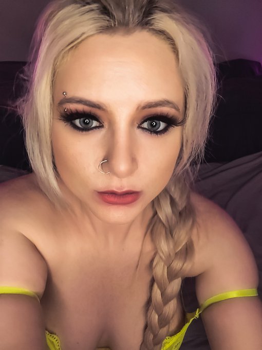 Hi hi! I'm live on Twitch!  https://t.co/KLcRT3Xka6 https://t.co/AQqKMqXInu<a href="/tag/leagueoflegends"class="tags"><span>#leagueoflegends</span></a><a href="/tag/twitchstreamers"class="tags"><span>#twitchstreamers</span></a><a href="/tag/twitchgirls"class="tags"><span>#twitchgirls</span></a>