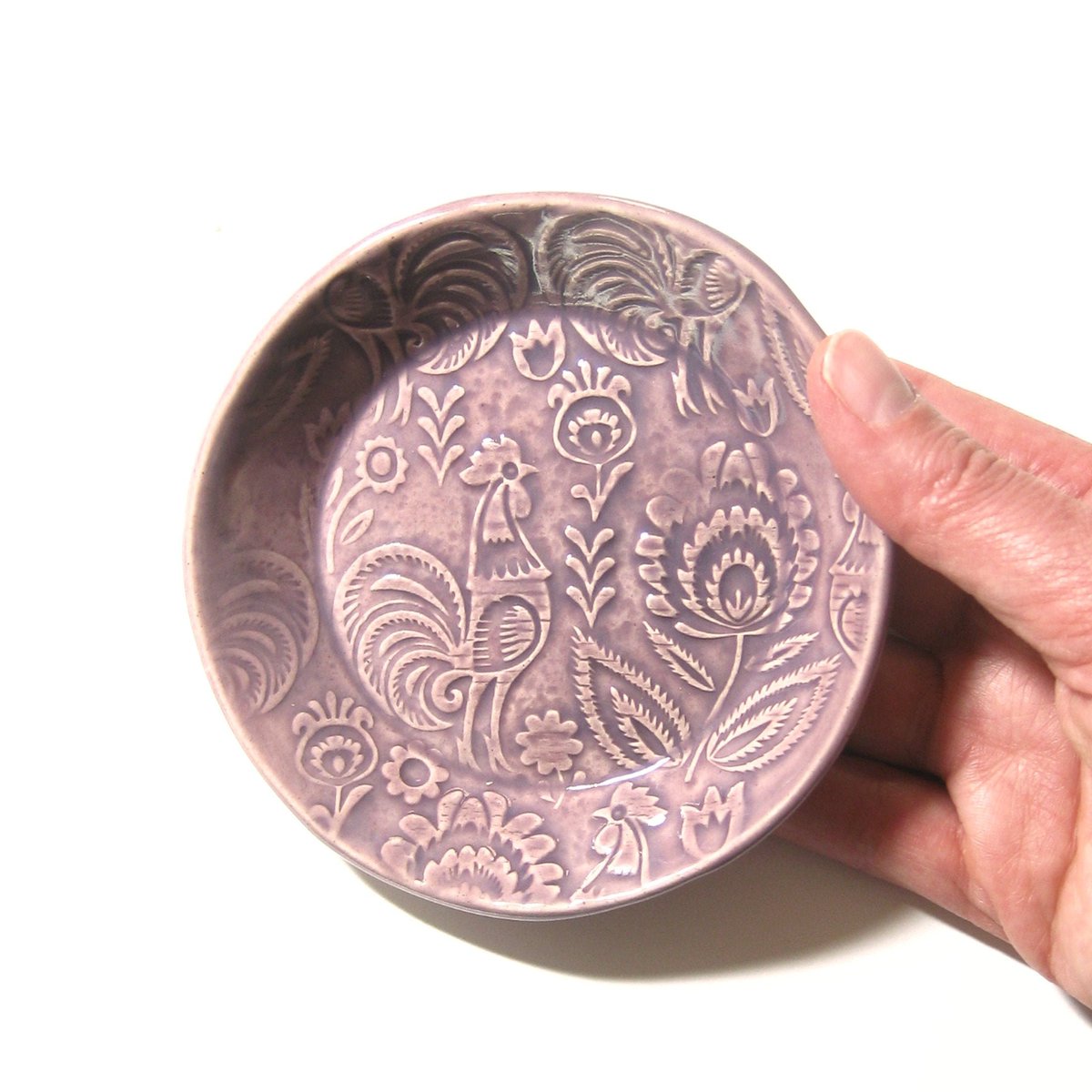 JKCJewelry's tweet photo. Small Rooster Ceramic Bowl, Purple Dish, Jam Dish, Butter Plate, Folk Dish, Tea Bag Holder, Hand Built Pottery, Textured Dish, Rooster Lover https://t.co/evQFueIoic #pottery #Etsyfinds #ceramics #art #RoundDish https://t.co/bdCQMpouxc
