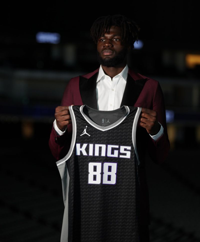 O #NeemiasQueta não está na lista dos mais votados na primeira contagem dos votos dos fãs para o #NBAAllStar .

Sabem o que fazer certo?

Retweet. Retweet. Retweet.
#NBA75