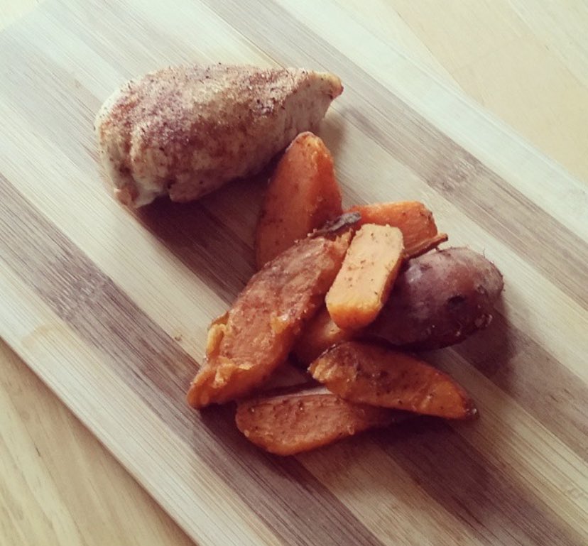 HattieRose15's tweet photo. Saw this on insta with the caption “little bit of homemade Nando’s hits the spot” and I’m still not over it https://t.co/Lr77xrjGAm