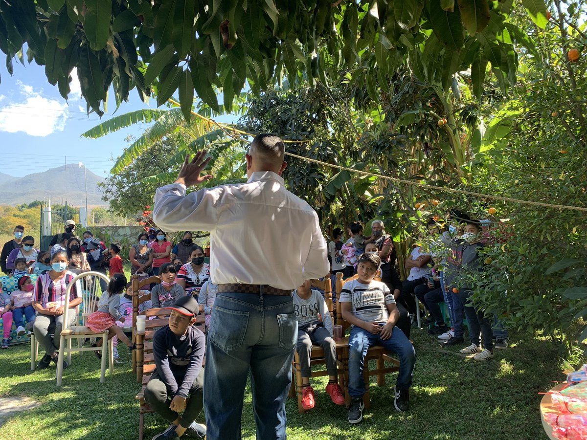 CarlosSarabiaC's tweet photo. Ya estamos en nuestro primer evento, San Miguel Etla,hoy somos Reyes Magos.@ManuelEspino https://t.co/YqnT4zIhu1