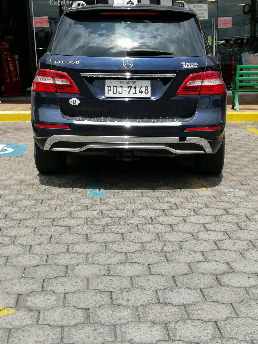 lfborrero's tweet photo. El PENDEJAZO DEL DIA, en  el Plaza Cumbayá, estacionado en DOS estacionamientos para discapacitados, y ¿Qué creen? Según el guardita, no es discapacitado, sino bravo y grosero. Tuve ganas de bajarle el espejo de un bastonazo, pero mejor lo dejo a su merced, amado Twitter. https://t.co/JVF6uInIfZ
