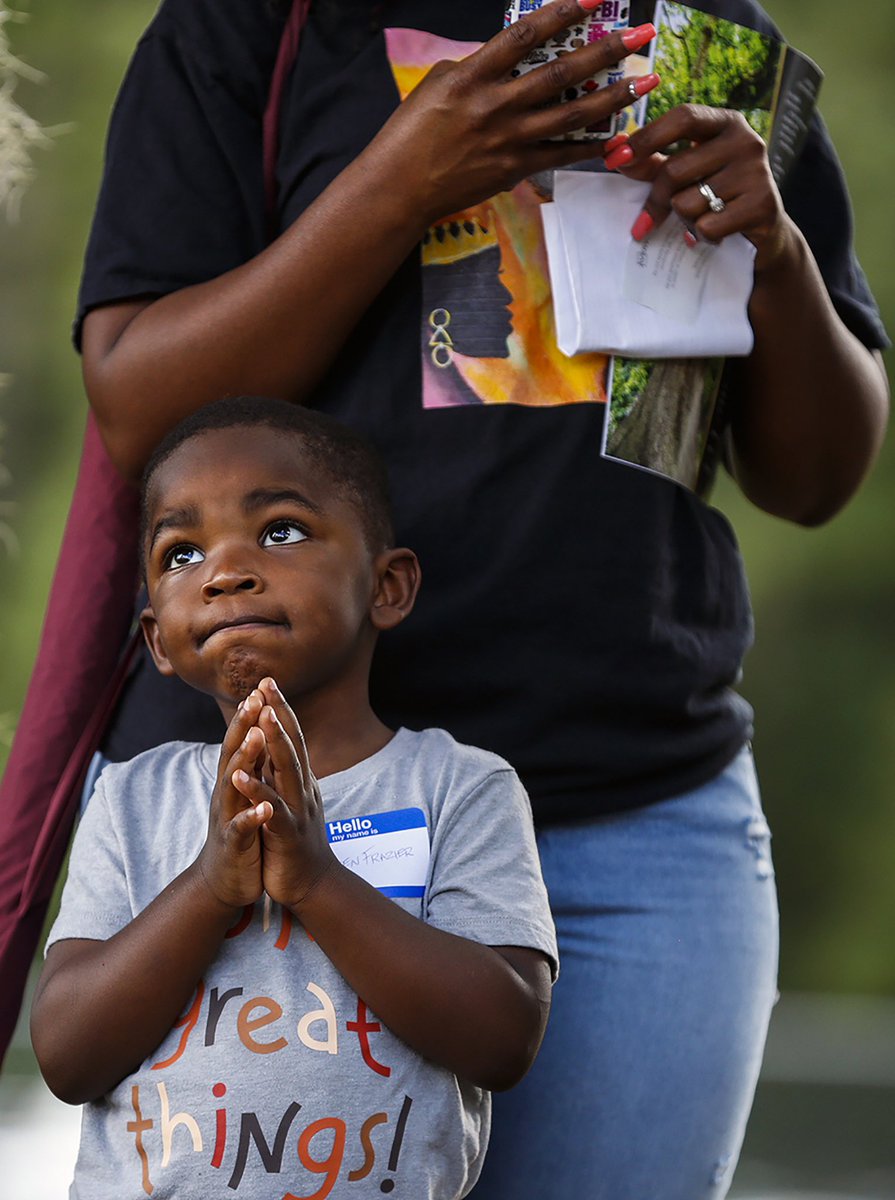 chasitymaynard0's tweet photo. Some exciting news: I placed second in the Hearst Journalism Awards Photojournalism Features and News Competition! I received a scholarship and qualify for the semi-final round. So honored to represent @UFJSchool with @simmonslr_ , who placed eleventh! Here is my submission. https://t.co/LM5VXGhsHw
