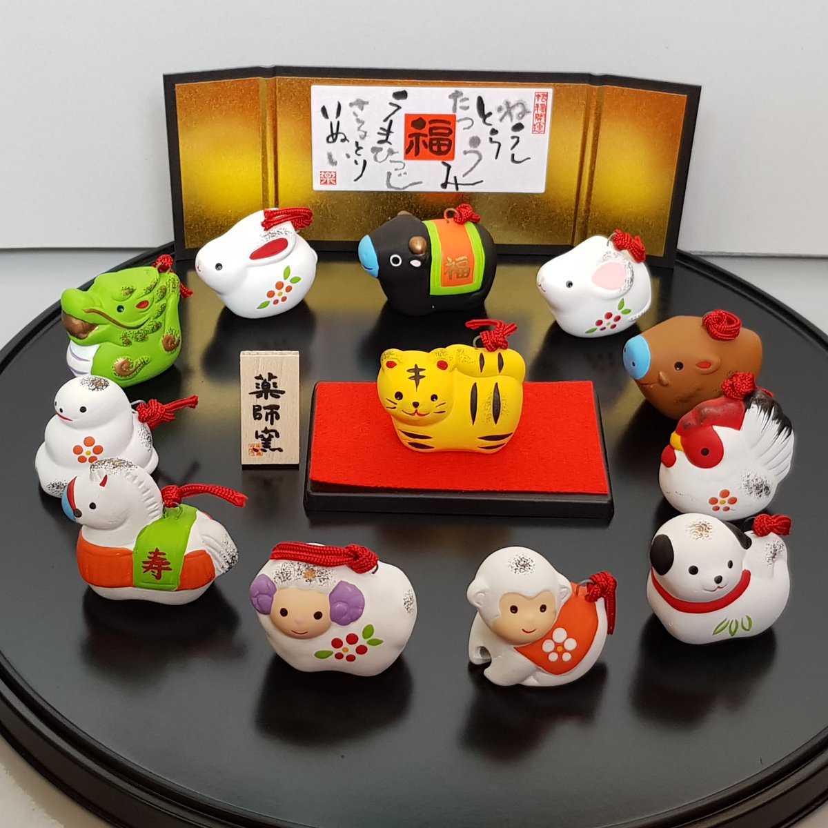 Dieses Jahr steht in #Japan im Zeichen des Tigers. An öffentlichen Orten und Zuhause wird die Figur des aktuellen Tierkreiszeichens aufgestellt.
Eine Gruppe aus allen zwölf Tierkreiszeichen symbolisiert die universale Gesamtheit der Zeit und soll rundum Glück bringen.
#寅 #干支