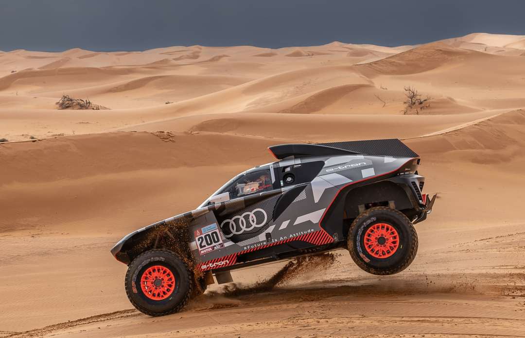 gerardlopez13's tweet photo. Hoy mal día para la marca de Ingolstadt, pero que dice mucho de ella con el único coche híbrido capaz de ganar una etapa del Dakar en su debut, además de ser un auto competitivo. ¿Cuándo veremos más híbridos en las dunas?
@dakar @audispain #Dakar2022 #DakarRTVE6ENE #DakarFuture https://t.co/ZWdR05oCey