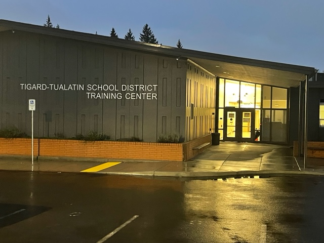 TigardTualSD's tweet photo. COVID-19 vax &amp; booster clinic today, Jan 6, 1-7 PM, TTSD Training Center, 9550 SW Murdock St. Enter through the Training Center Gymnasium doors. 5+ COVID vaccines and boosters for ages 16+. (Boosters for 12-15 year-olds not available yet)
More info: https://t.co/mUTefogzN1. https://t.co/2HsGZ4kuHR