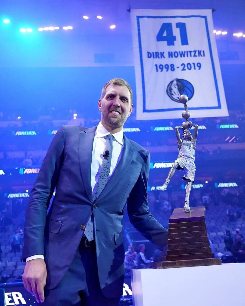 basqueteirosnba's tweet photo. Nowitzki eternizado agora também no teto do ginásio do Mavs.
#nba75 #mffl #DirkDay #DirkNowitzki #DirkForever https://t.co/T9raCyeMYX