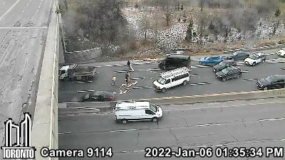 NewsRadioTO's tweet image. SB Don Valley Parkway at Lawrence - a truck has lost its load, debris across all lanes #SBDVP.