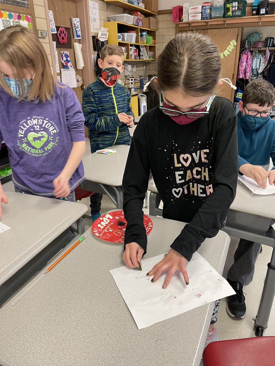 ldevriesbgcs's tweet photo. Mineral lab! Identifying the minerals using color, texture, hardness, streak, and buoyancy. 
#KIDSFirst 
#BobcatProud
@KaraffaAlyssa https://t.co/qj5R6DMstD