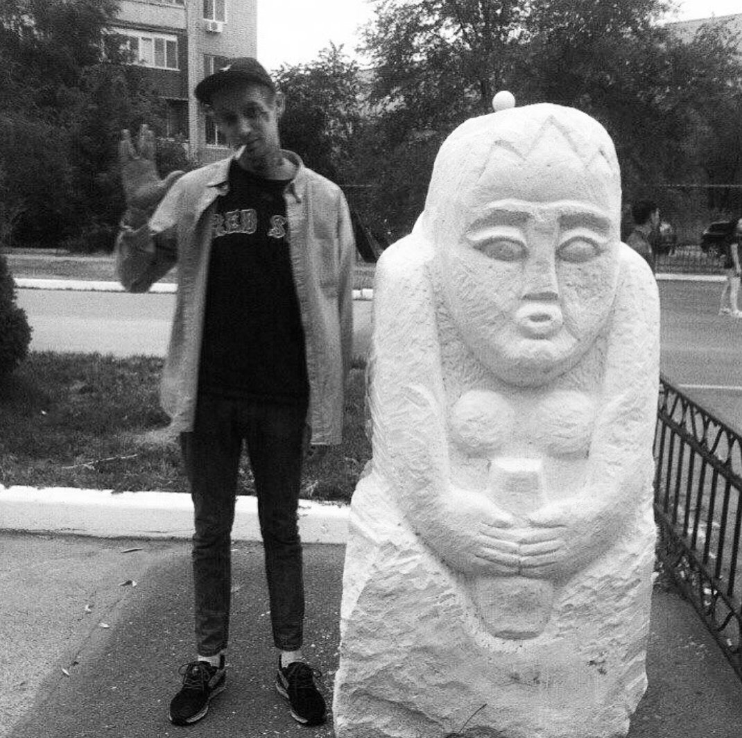 Это я в Атырау, летом 2016. Я провёл там месяц и могу сказать, что народ там устал от диктатора, от разрухи, от маленьких зарплат(а Атырау, вроде бы, второй город по добыче нефти в стране), от произвола. Поэтому надеюсь, что у жителей Казахстана получится свергнуть диктатора!