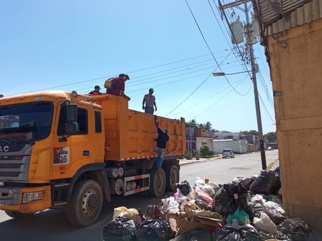 Gracias al Alcalde @JohendersonMrt al Concejal @IngHiginio, el Poder Popular organizado junto al personal del SAPMIDS, este jueves #6Enero realizó el Plan Especial de Recolección de Desechos Sólidos en la Comuna Realidades del Gigante Chávez.
@policiafla01
@MP_Comunas