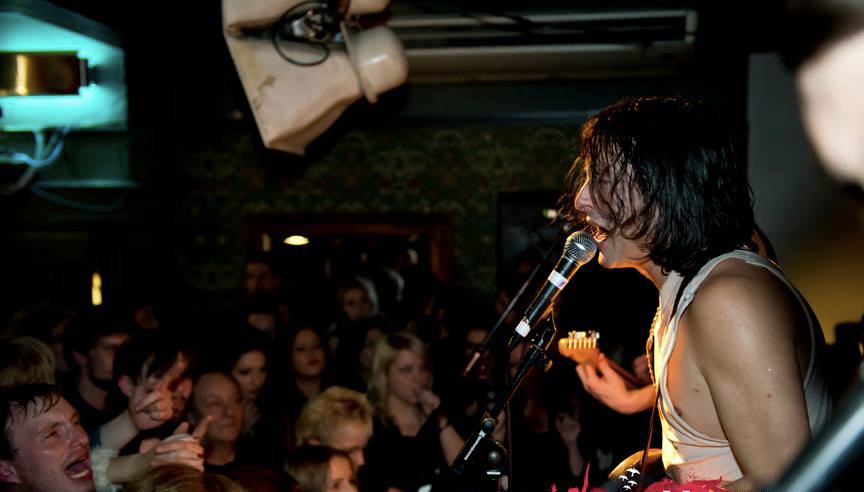 This_Feeling's tweet photo. nothing better than a big name going back to small venues where it all begins @carlbaratmusic revive live tour kicks off tonight expect all the classics plus dibs on new tunes 📸 Will Ireland London NYE 2014 #zonearchives https://t.co/ozOs8TFO4e