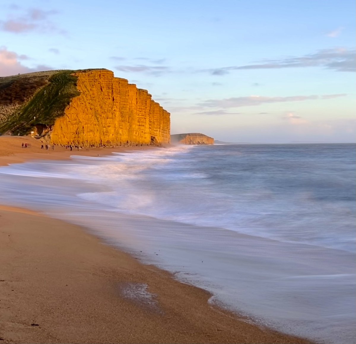 marstonmumbling's tweet photo. West Bay on Sunday afternoon, the sun was very welcome and the waves were big and loud. A long exposure smoothed these out for a more gentler seascape #photography #seascape #sunset https://t.co/cmzqaq6Btx
