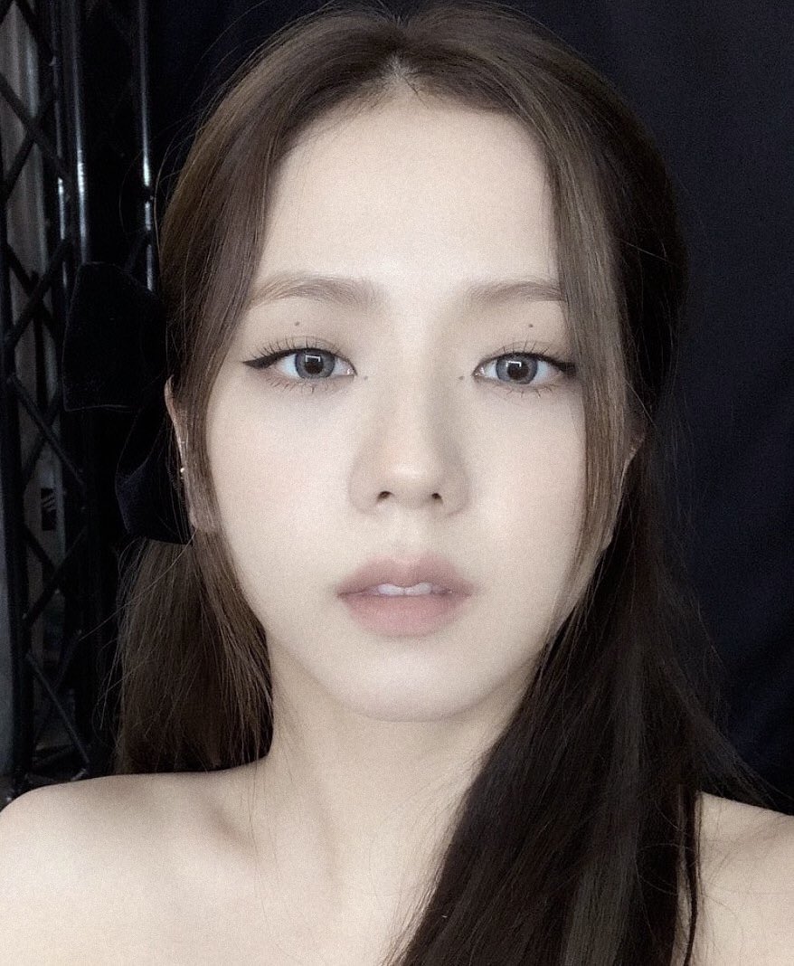 thinking about this kim jisoo