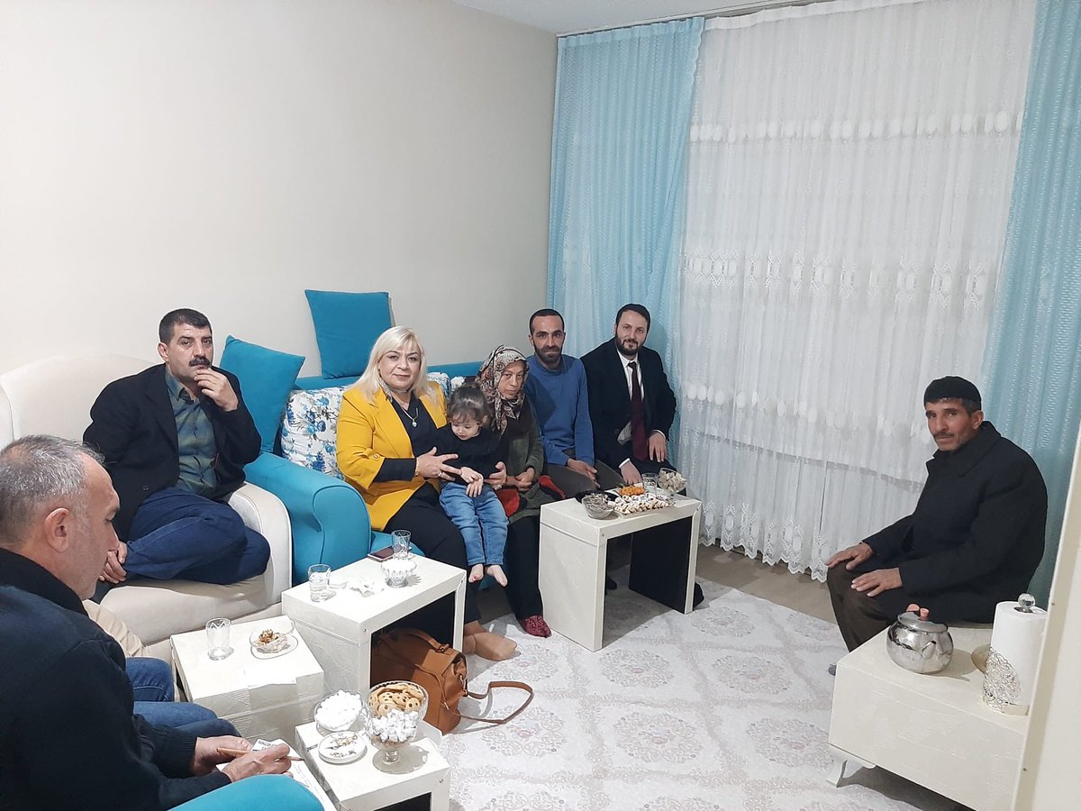 ak_kayapinar's tweet photo. 📍Barış Mahallesi

Vefa ziyaretlerimiz kapsamında ÇAKAR ve TEZCAN ailelerimizle bir araya gelerek, çaylar eşliğinde sohbetlerine ortak olduk.

Gönüllerini ve kapılarını açan hemşehrilerimize teşekkürlerimizi iletiyoruz. 

#AdımAdımKayapınar https://t.co/W2dATCvwxO