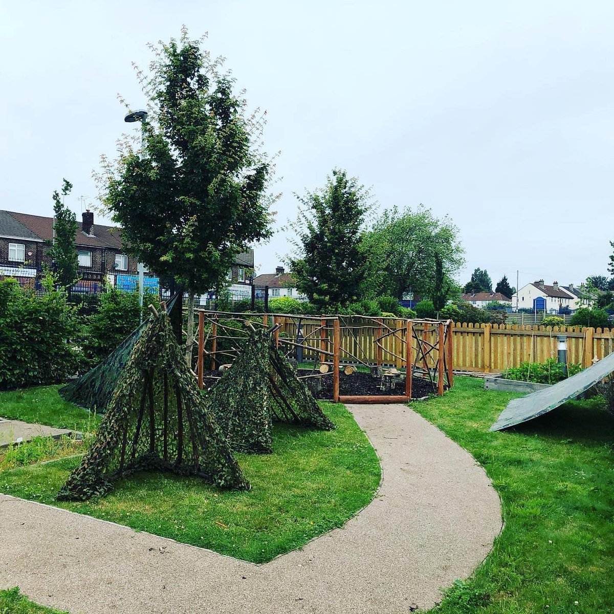 BSPrimary's tweet photo. If you are looking to dispose of your real Christmas tree, we will be open Saturday 8th - 1pm to 3pm for trees to be dropped off and recycled. Please ensure all decorations, pots or stands are removed before bringing your tree, please also do not leave outside school gates. https://t.co/H6UGEVQRbY