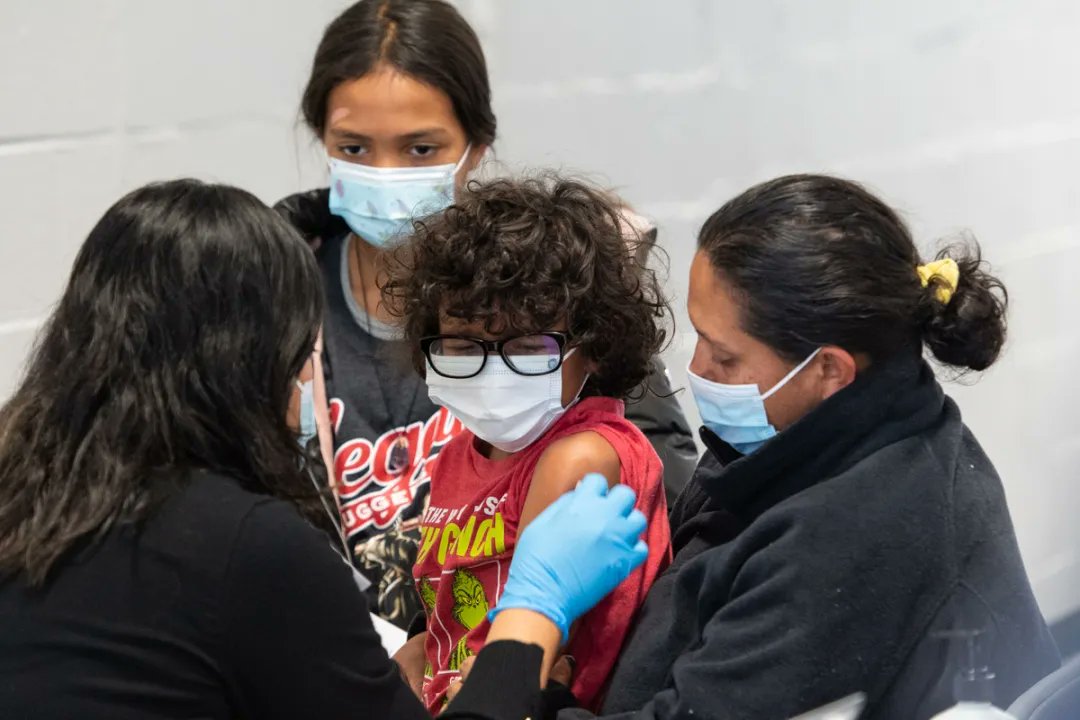 BlockClubCHI's tweet photo. A vaccine clinic for kids 5-11 is opening Friday at Edgewater's Broadway Armory. https://t.co/AI4DzAp3wh https://t.co/8gHLi93AV0