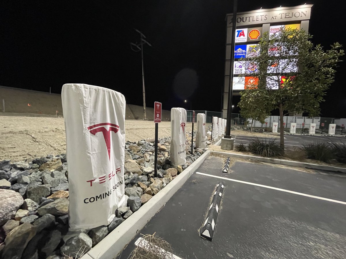 MrThreeeee's tweet photo. Nice to see a ton of new 250Kw spots added at Tejon. Need some HWY 99 spots in Delano or Tulare too! ⁦@TeslaCharging⁩ https://t.co/ClgNggTAhV