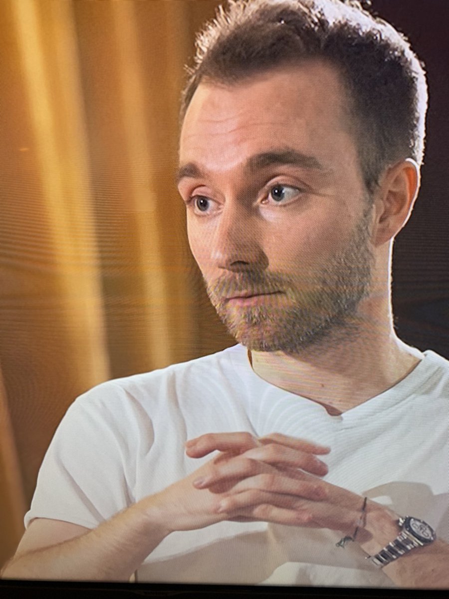 Interviewet med Christian Eriksen genkalder en sommer, vi aldrig glemmer. Følelserne, sammenholdet, taknemmeligheden, skulder mod skulder og armen om sidemanden, et helt unikt hold, et helt særligt og tæt venskab, vi hver og en følte, vi var en del af. Den sommer❤️🤍🙏🏼