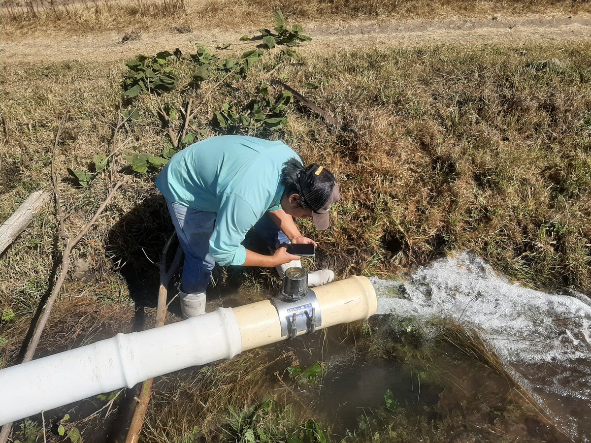 AlbertoVillegaA's tweet photo. Prueba de riego de diagnóstico, medición de flujo a nivel parcelario y toma de muestra de suelo, esto con la finalidad, de dar una recomendación al productor, para  hacer un buen uso del agua en el campo.
@MUAC_GTO 
@SDAyR_GTO 
#Agua https://t.co/hAh4RUXnEg